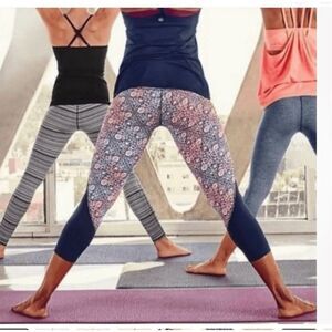 NWOT Athleta Chaturanga Women's Tapestry High Rise Shock Capri Leggings Size S